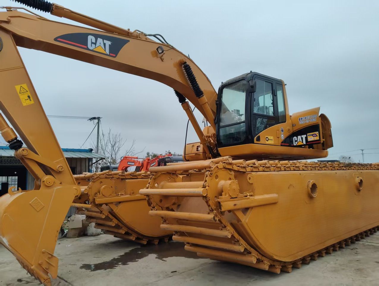 2020 Caterpillar 320C amphibious excavator, front three-quarter view 2020 Caterpillar 320C amphibious excavator, front three-quarter view