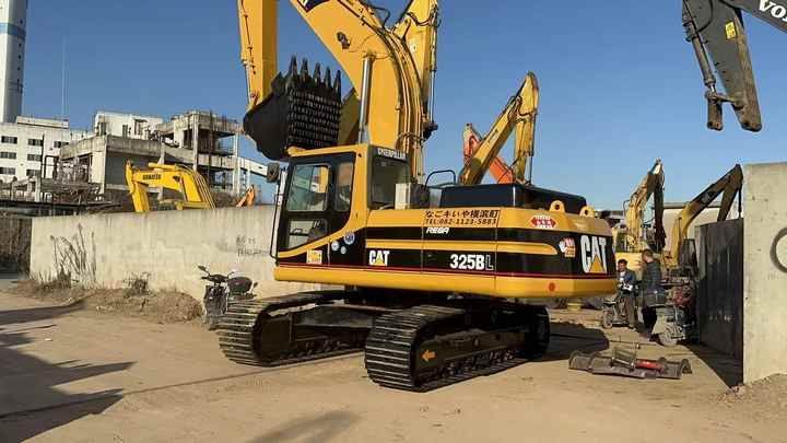 2020 Caterpillar 325BL crawler excavator, side view 2020 Caterpillar 325BL crawler excavator, side view