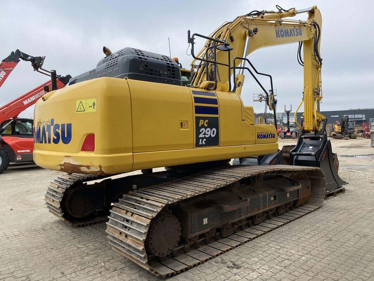 2017 Komatsu PC290LC-11 crawler excavator, rear three-quarter view 2017 Komatsu PC290LC-11 crawler excavator, rear three-quarter view