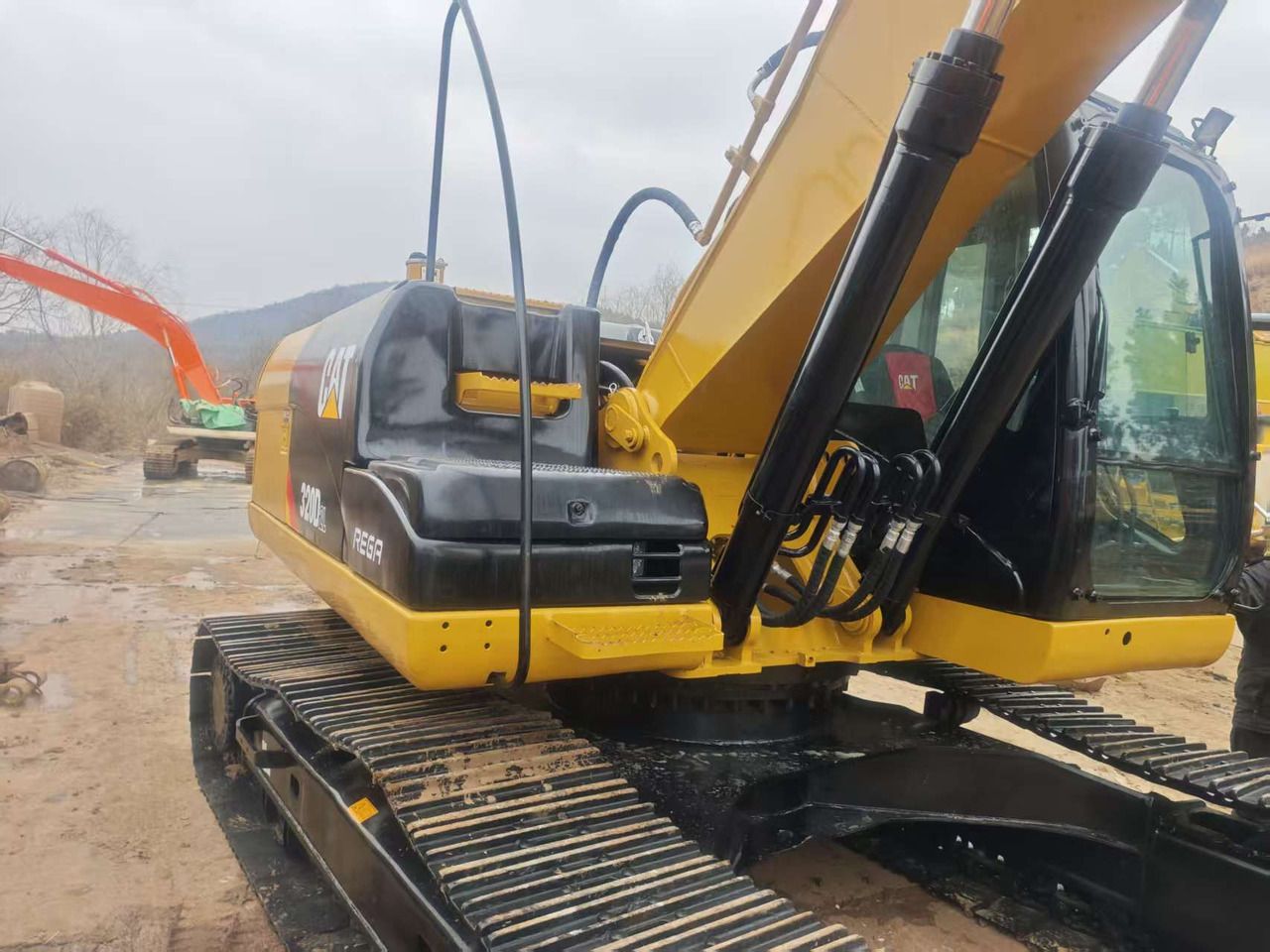2025 Caterpillar 320D2L Raupenbagger, hintere Dreiviertelansicht 2025 Caterpillar 320D2L Raupenbagger, hintere Dreiviertelansicht