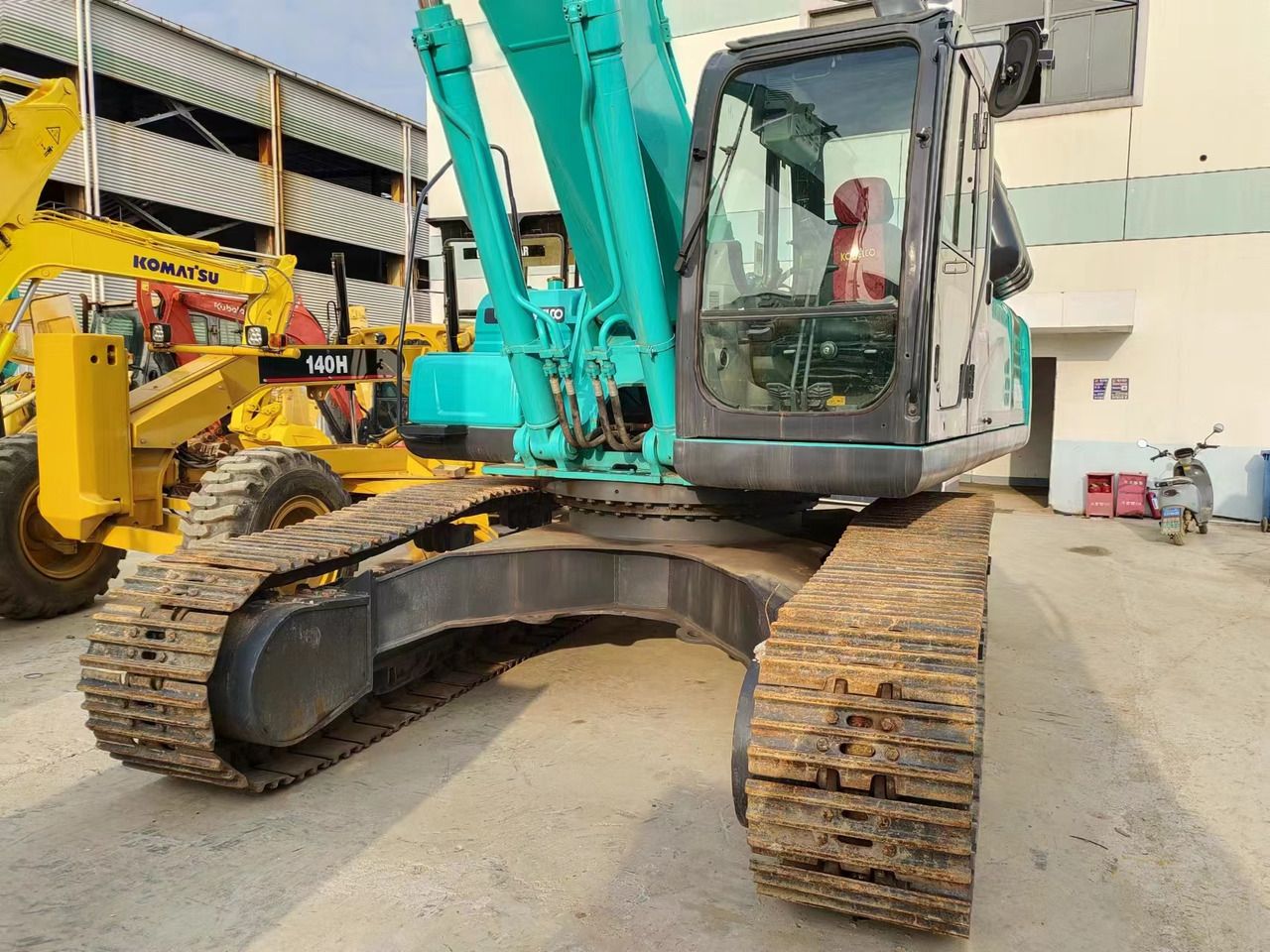 2018 Kobelco SK350LC-8 crawler excavator front view 2018 Kobelco SK350LC-8 crawler excavator front view