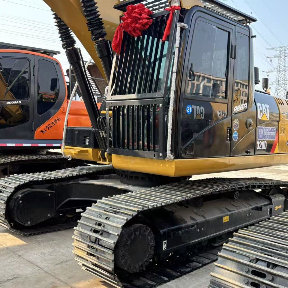 Pelle sur chenilles Caterpillar 320D 2023, vue avant trois-quarts