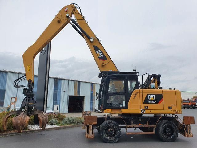 2018 Caterpillar MH3024 material handler side view 2018 Caterpillar MH3024 material handler side view