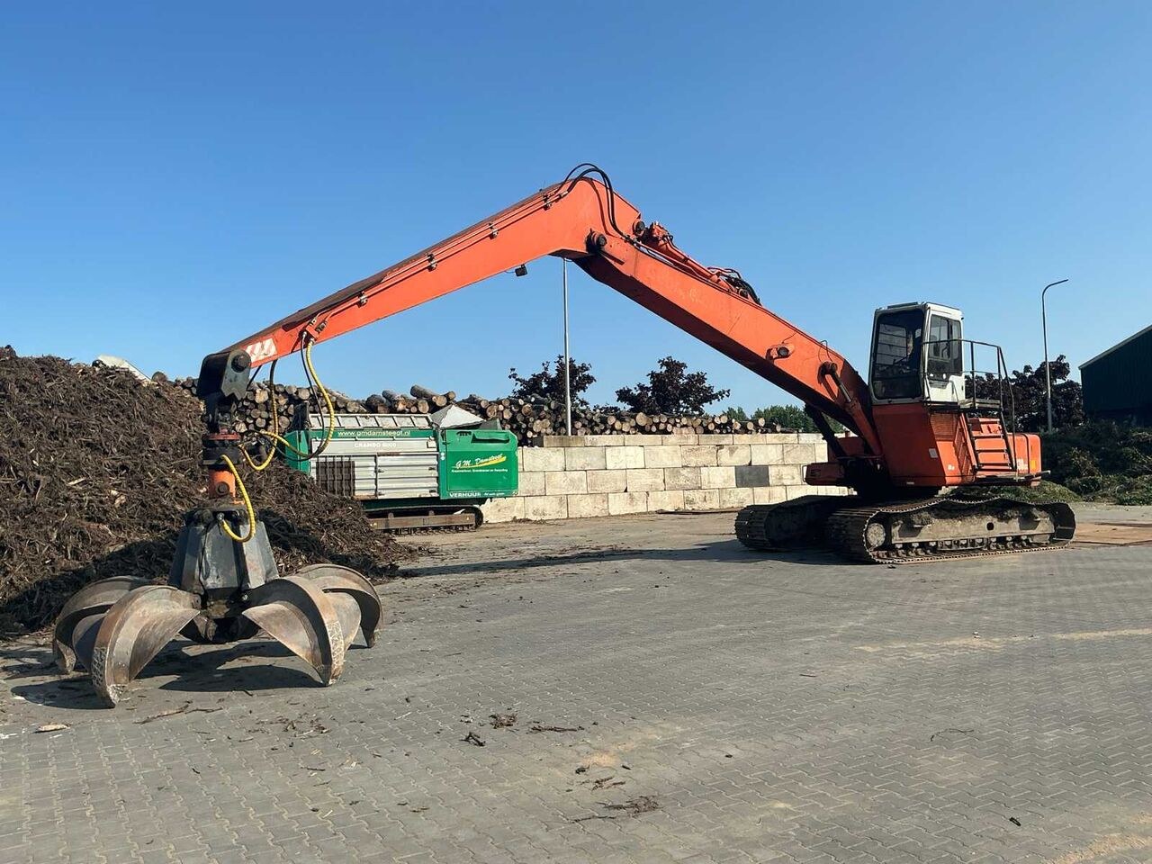 1996 Hitachi FH330LC3 crawler excavator with grapple attachment