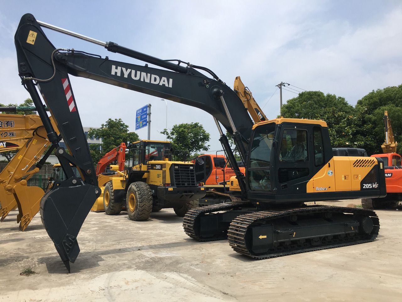 2026 Hyundai 205VS crawler excavator, side profile view