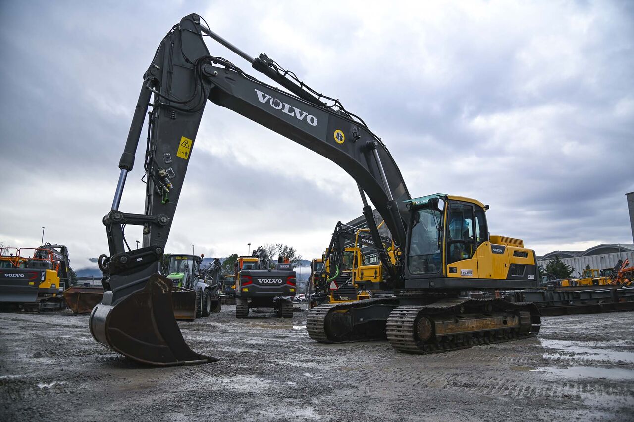 2014 Volvo EC300DNL crawler excavator, side profile view