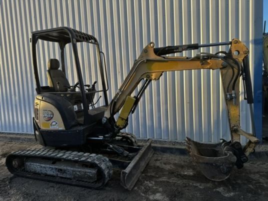 2016 Yanmar VIO25-4 mini excavator side view