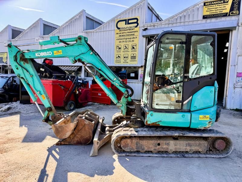 2016 Kobelco SK45SRX-6 crawler excavator side view 2016 Kobelco SK45SRX-6 crawler excavator side view