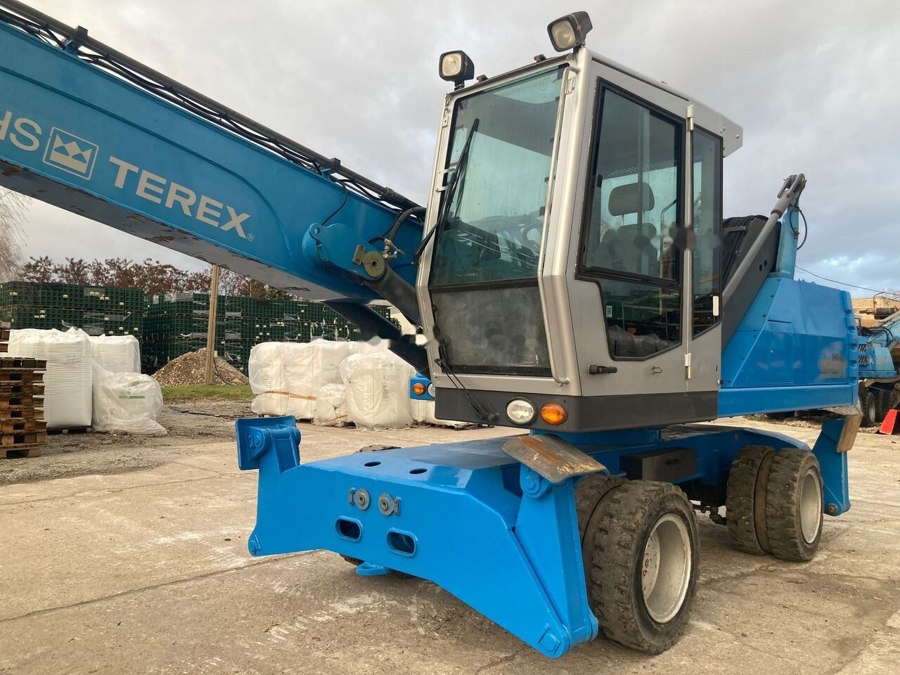 2008 Fuchs MHL331D material handler, front three-quarter view 2008 Fuchs MHL331D material handler, front three-quarter view