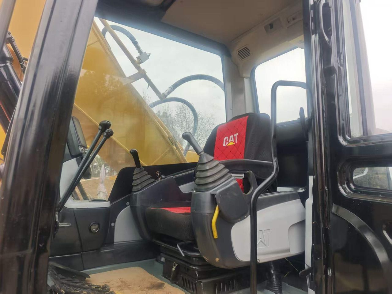 Escavadora de rastos Caterpillar 320D2 de 2024, vista interior da cabine