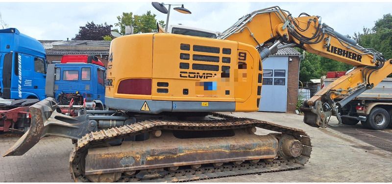 2014 Liebherr 924 crawler excavator, side view 2014 Liebherr 924 crawler excavator, side view