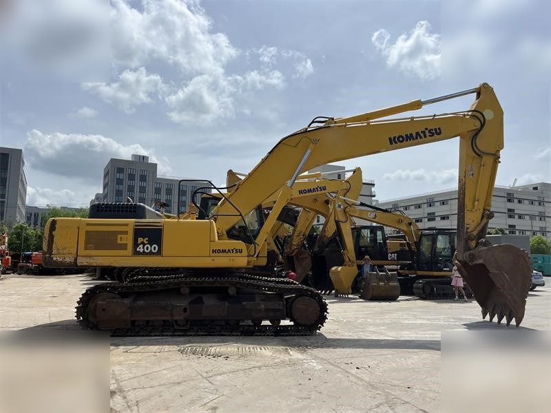 2016 Komatsu PC400-8 crawler excavator, side view 2016 Komatsu PC400-8 crawler excavator, side view