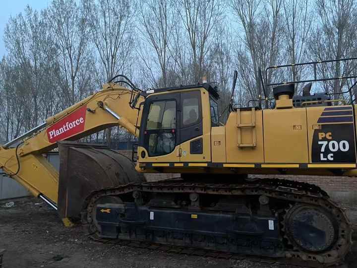 2020 Komatsu PC700 LC crawler excavator, side profile view 2020 Komatsu PC700 LC crawler excavator, side profile view