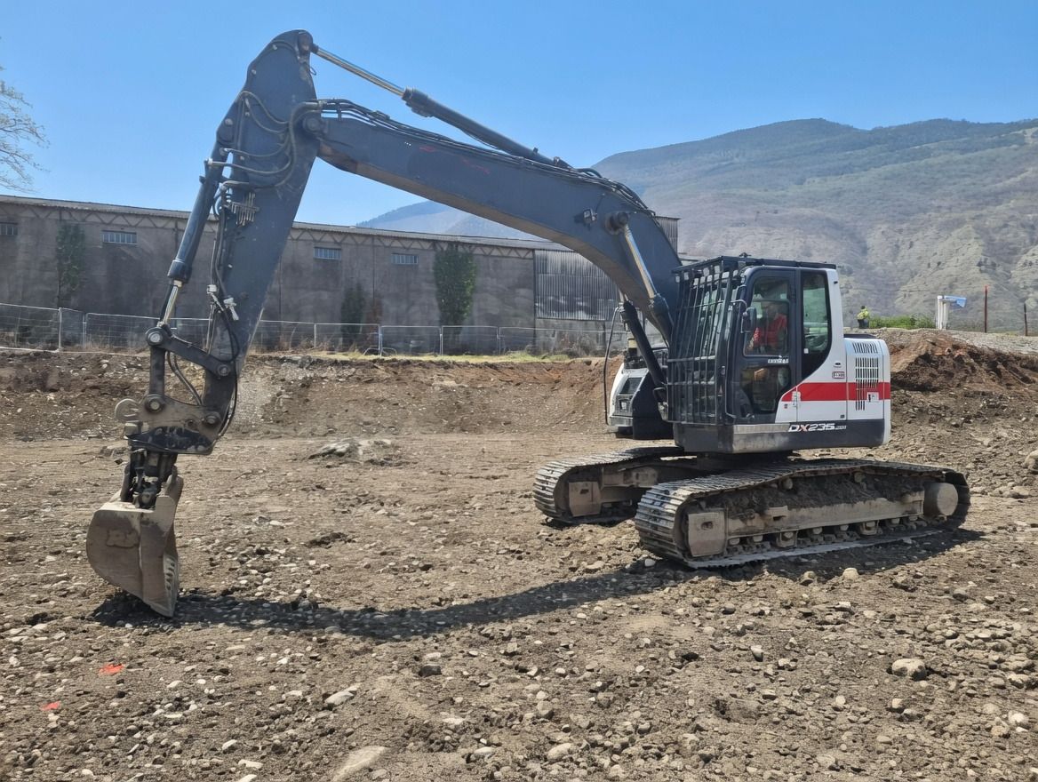 2019 Doosan DX235LCR-5 crawler excavator, side view 2019 Doosan DX235LCR-5 crawler excavator, side view