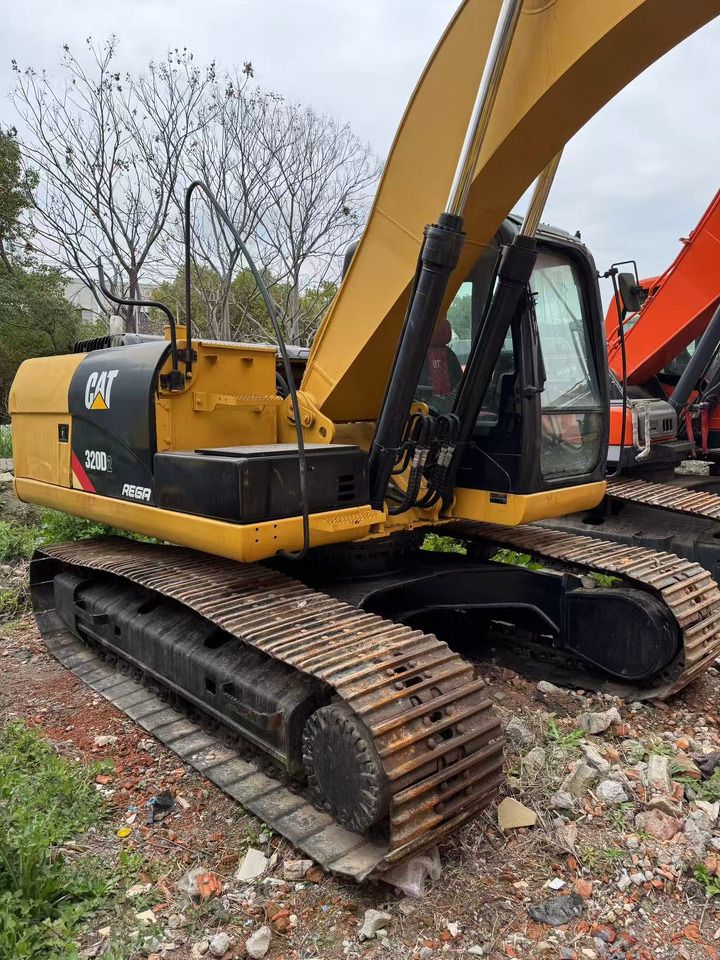 Escavatore cingolato Caterpillar 320D del 2019, vista posteriore tre quarti Escavatore cingolato Caterpillar 320D del 2019, vista posteriore tre quarti