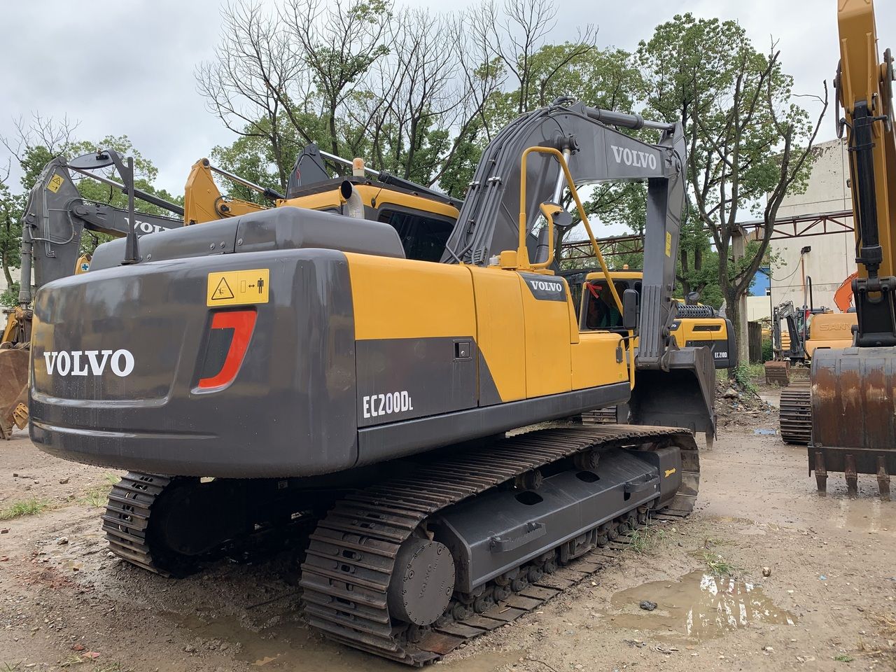 2013 Volvo EC200DL crawler excavator, rear three-quarter view 2013 Volvo EC200DL crawler excavator, rear three-quarter view