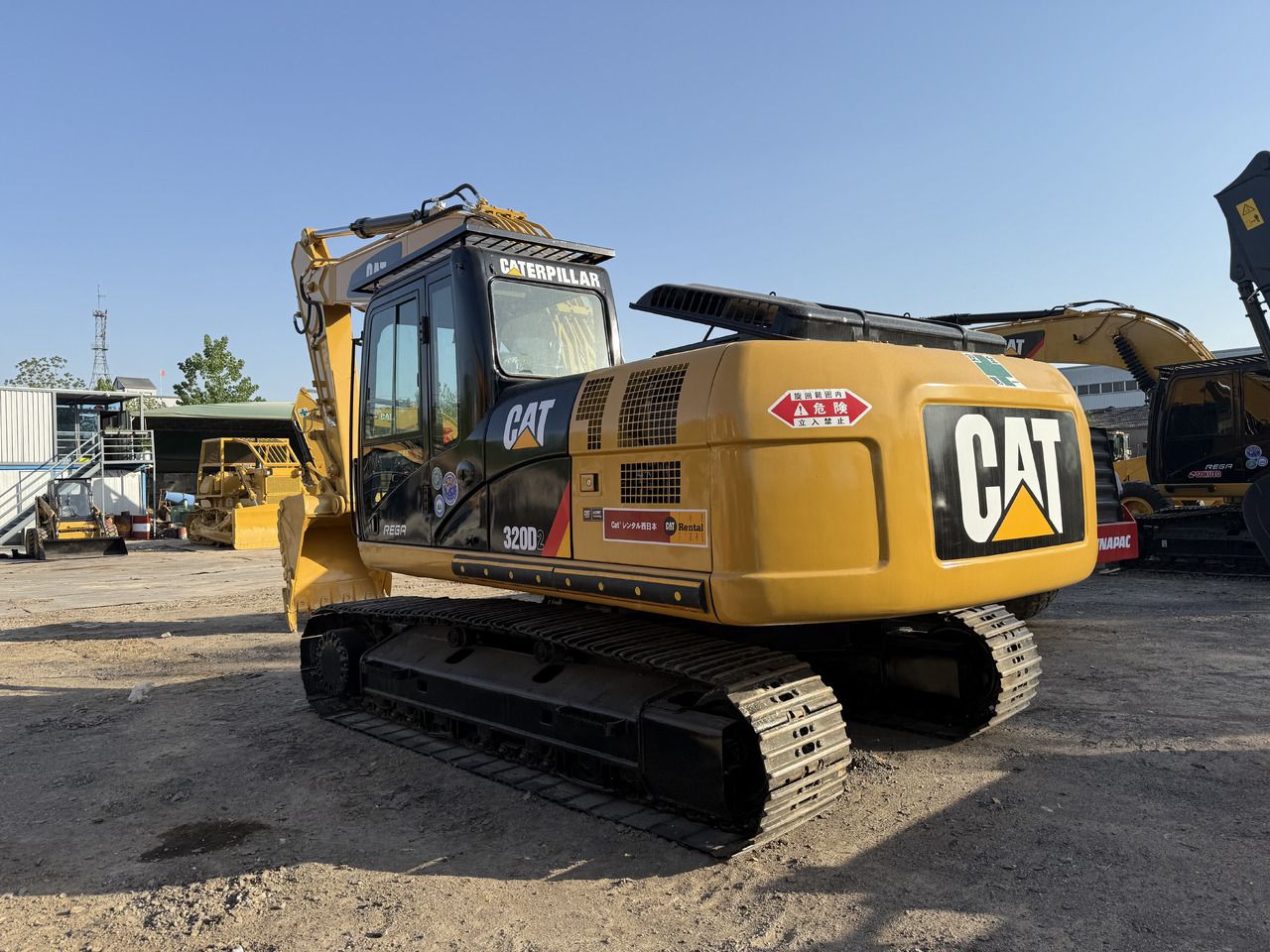 2020 Caterpillar 320D2 paletli ekskavatör, arka üç çeyrek görünüm 2020 Caterpillar 320D2 paletli ekskavatör, arka üç çeyrek görünüm