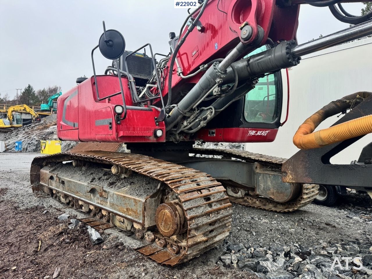 2014 Liebherr R922 crawler excavator side view 2014 Liebherr R922 crawler excavator side view