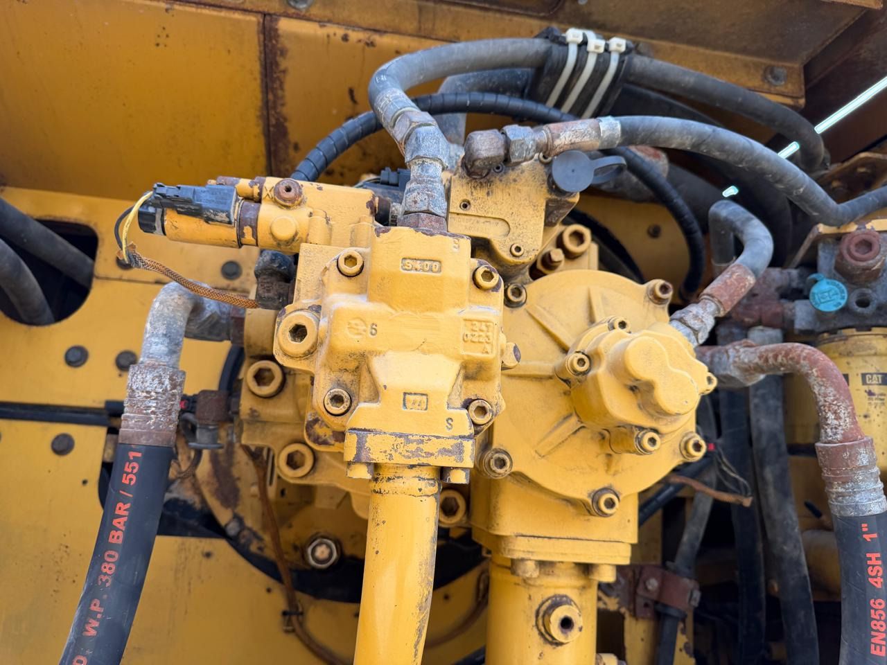 2011 Caterpillar 345D crawler excavator hydraulic pump detail 2011 Caterpillar 345D crawler excavator hydraulic pump detail