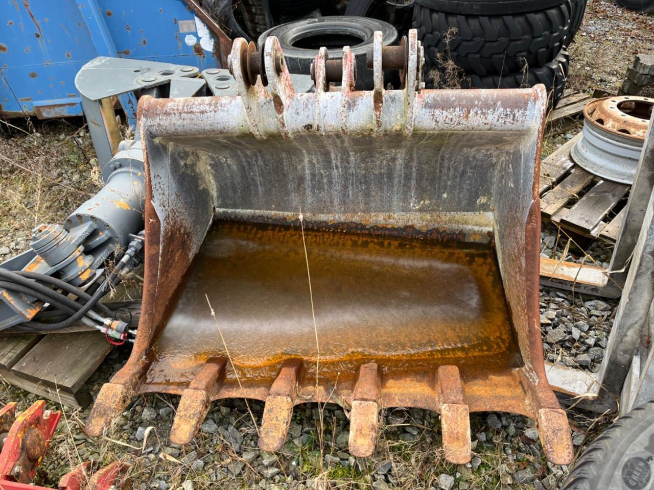 1999 EWK TR 2212 crawler excavator bucket attachment