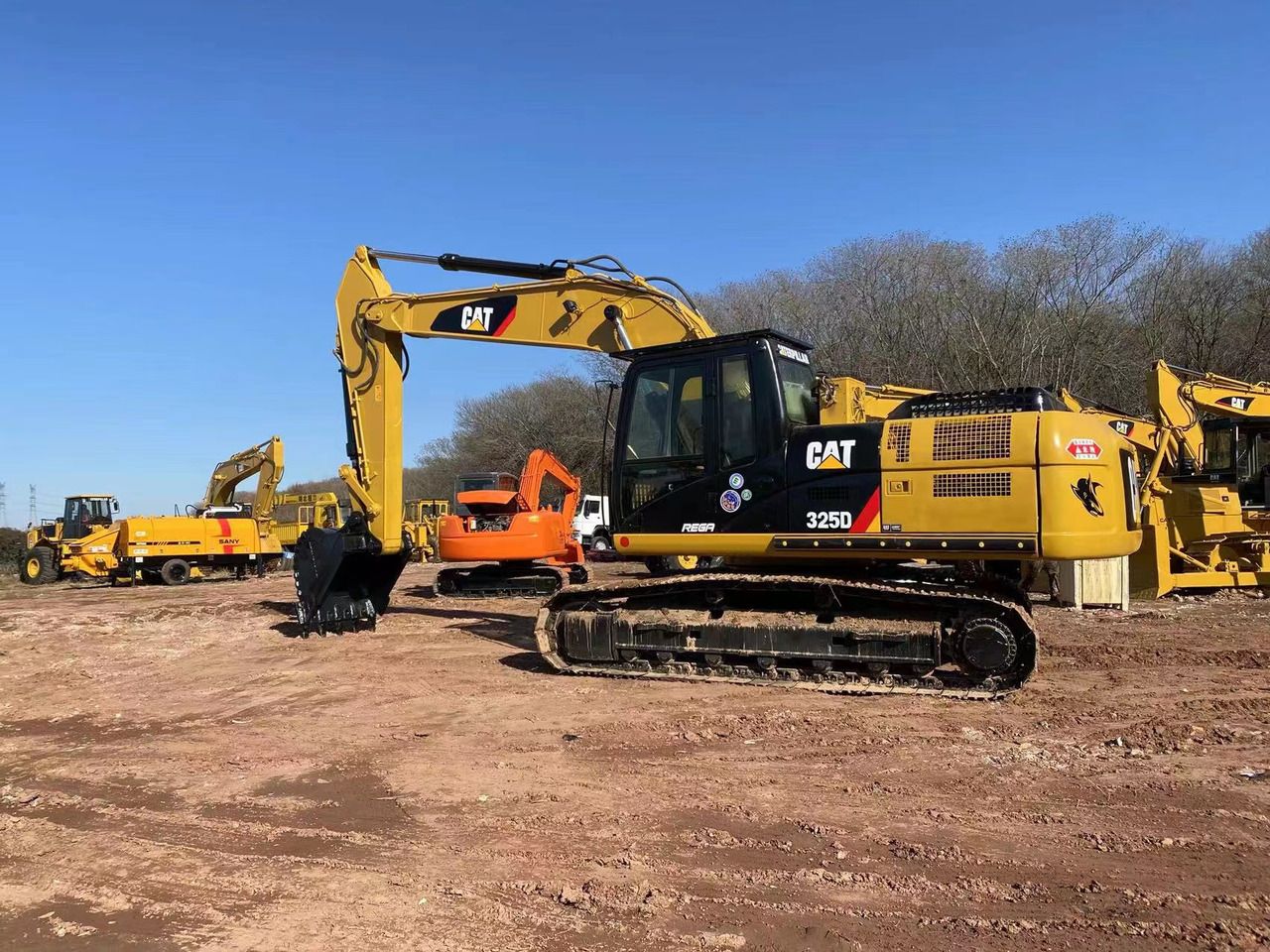 2019 Caterpillar 325D crawler excavator side view 2019 Caterpillar 325D crawler excavator side view