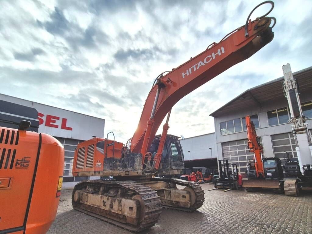 2022 Hitachi ZX690 LCH-7 crawler excavator, side view 2022 Hitachi ZX690 LCH-7 crawler excavator, side view