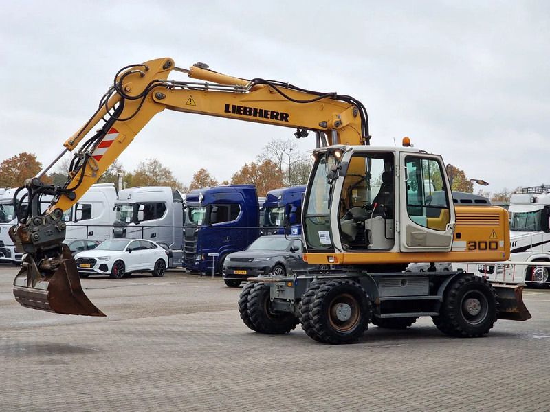 2009 Liebherr A900C wheel excavator, side profile view