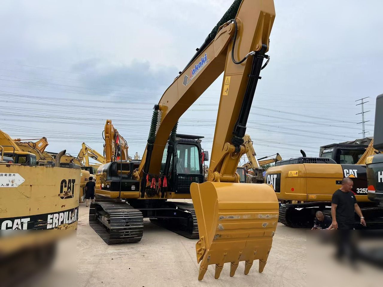 Escavatore cingolato Caterpillar 320D2 del 2022, vista anteriore tre quarti Escavatore cingolato Caterpillar 320D2 del 2022, vista anteriore tre quarti