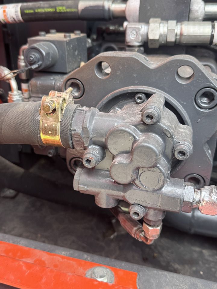 2018 Doosan DX140LC crawler excavator hydraulic pump detail