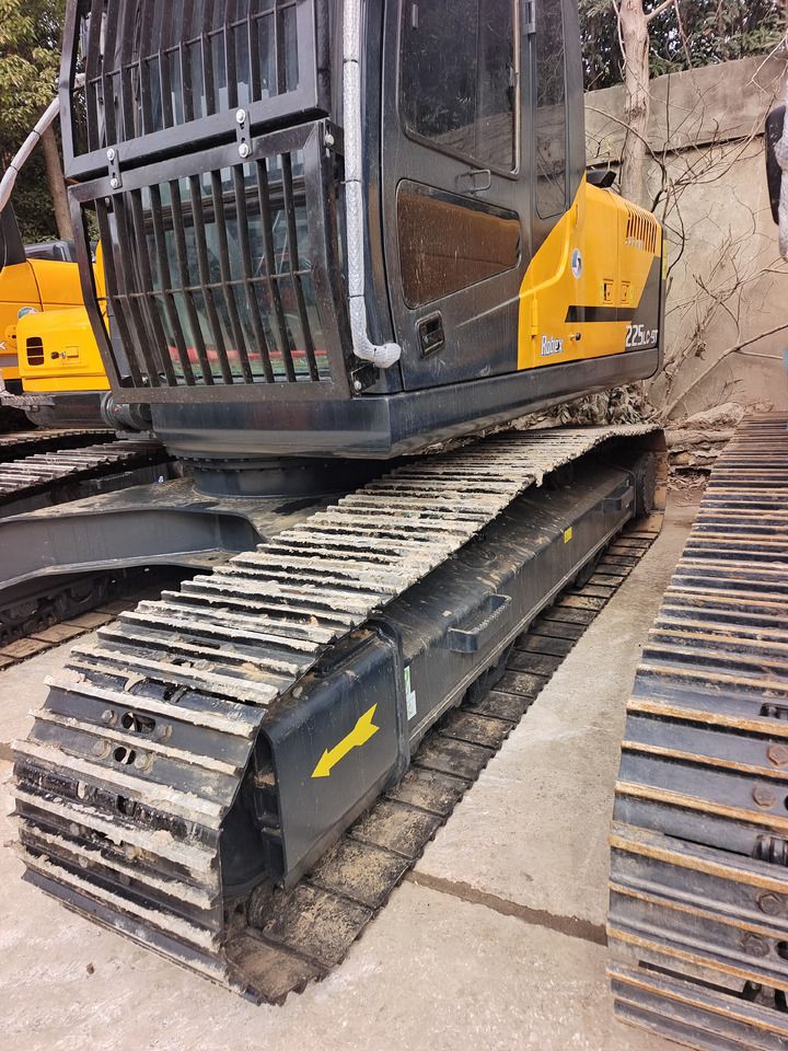 2024 Hyundai R225LC-9T crawler excavator side view 2024 Hyundai R225LC-9T crawler excavator side view