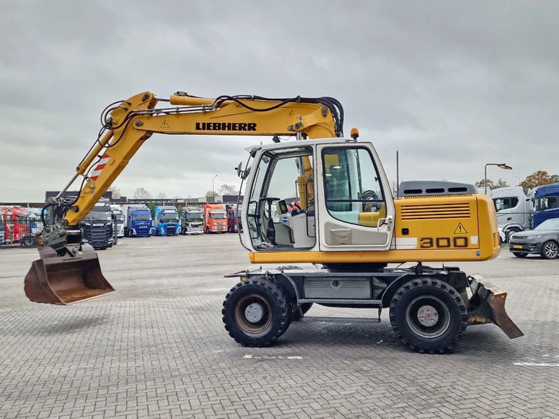 2009 Liebherr A900C wheel excavator, side view