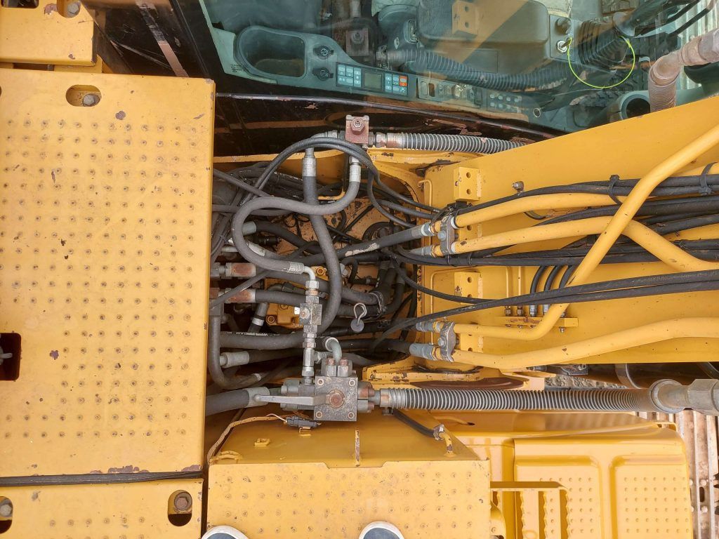 2010 Caterpillar 312D crawler excavator top-down view of hydraulic components 2010 Caterpillar 312D crawler excavator top-down view of hydraulic components