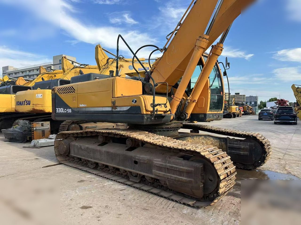 2019 Hyundai Robex 330LC-9S crawler excavator side view 2019 Hyundai Robex 330LC-9S crawler excavator side view