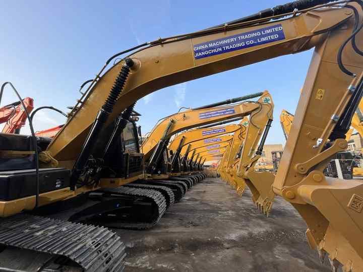 Escavadora de rastos Caterpillar 320D2 de 2024, vista lateral de uma fila de máquinas Escavadora de rastos Caterpillar 320D2 de 2024, vista lateral de uma fila de máquinas