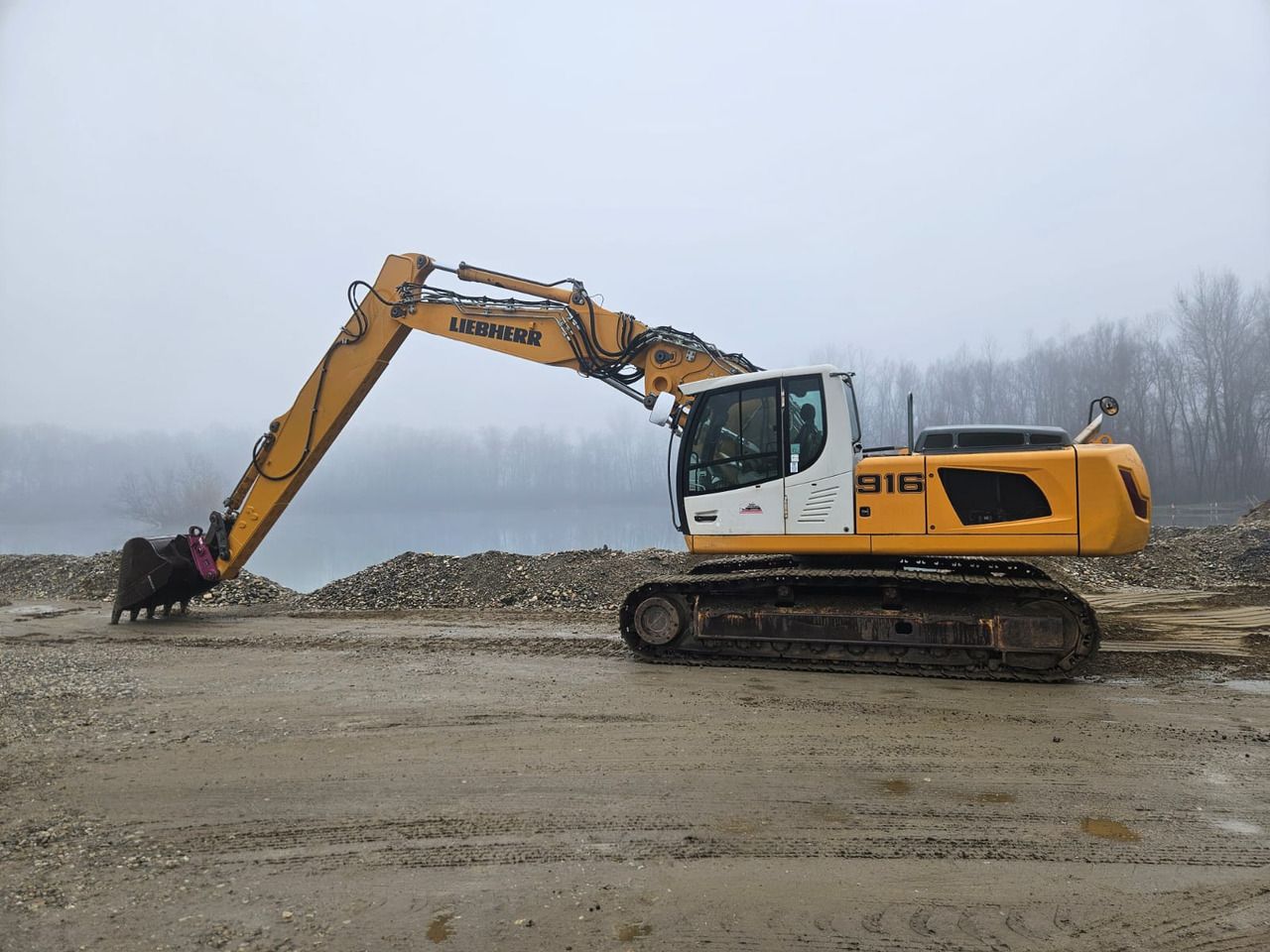 2010 Liebherr R916 LC LITRONIC crawler excavator, side profile view