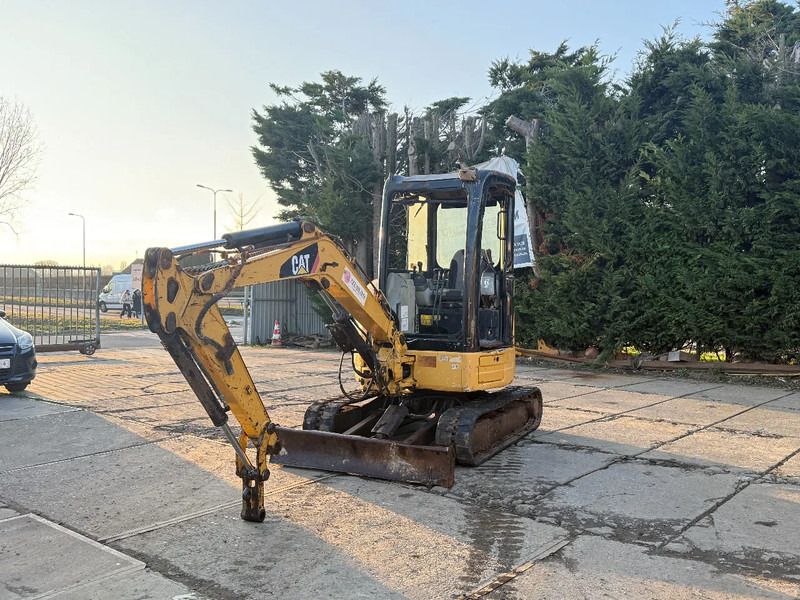 2007 Caterpillar 303C mini excavator, side view 2007 Caterpillar 303C mini excavator, side view
