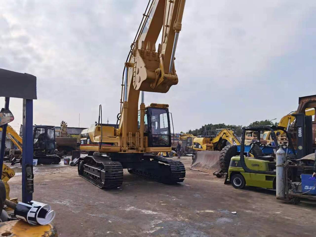 2006 Caterpillar 325BL crawler excavator, rear three-quarter view 2006 Caterpillar 325BL crawler excavator, rear three-quarter view