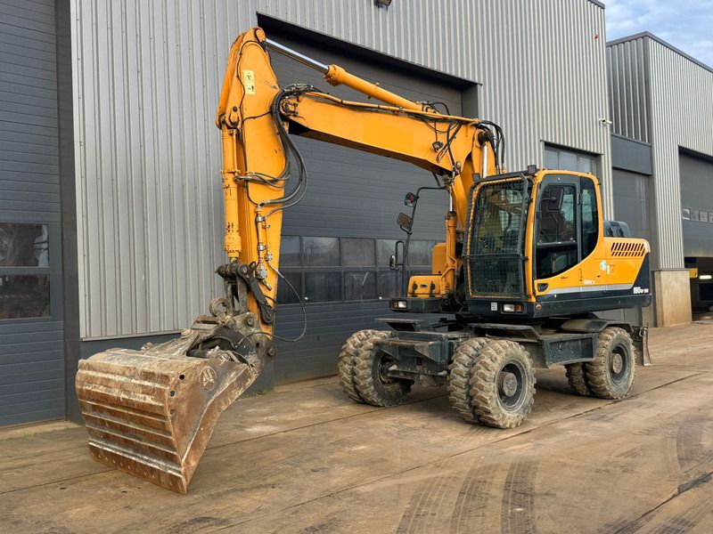 2015 Hyundai R180W-9A wheel excavator, side view 2015 Hyundai R180W-9A wheel excavator, side view