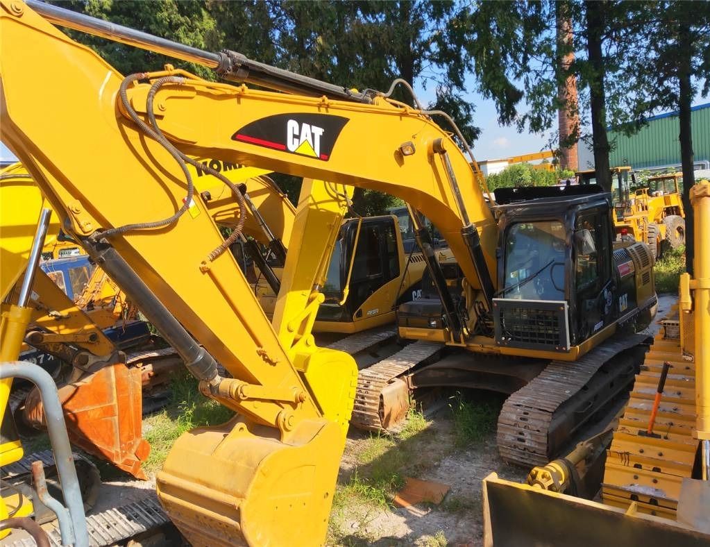 2021 Caterpillar 325C crawler excavator, front three-quarter view 2021 Caterpillar 325C crawler excavator, front three-quarter view