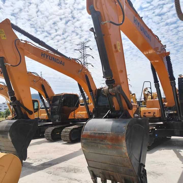 2019 Hyundai 220-9 crawler excavator, front three-quarter view