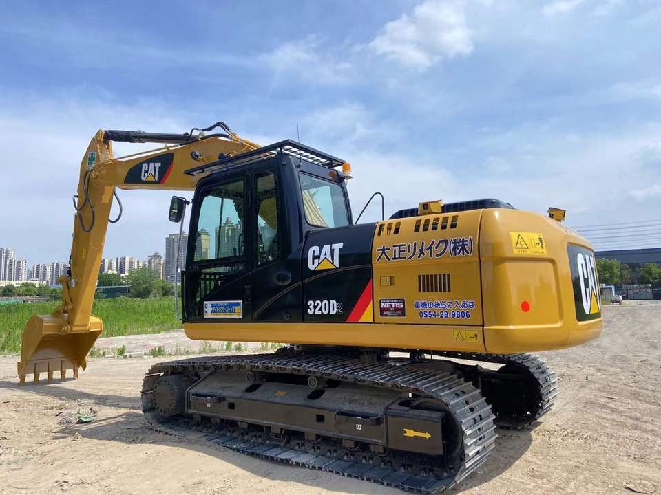 Escavatore cingolato Caterpillar 320D2 del 2018, vista laterale