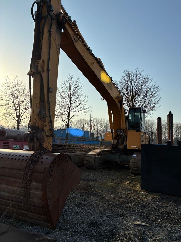 2004 Liebherr R964B crawler excavator, front view 2004 Liebherr R964B crawler excavator, front view
