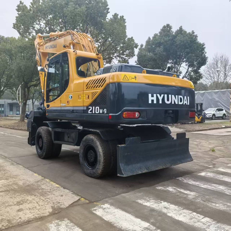 2024 Hyundai R210W-9 wheel excavator rear three-quarter view 2024 Hyundai R210W-9 wheel excavator rear three-quarter view