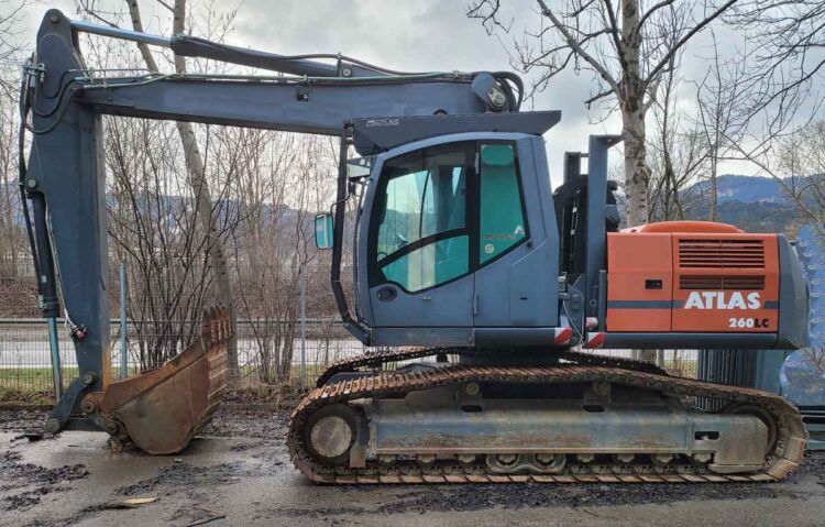 2013 Atlas 260LC crawler excavator, side view