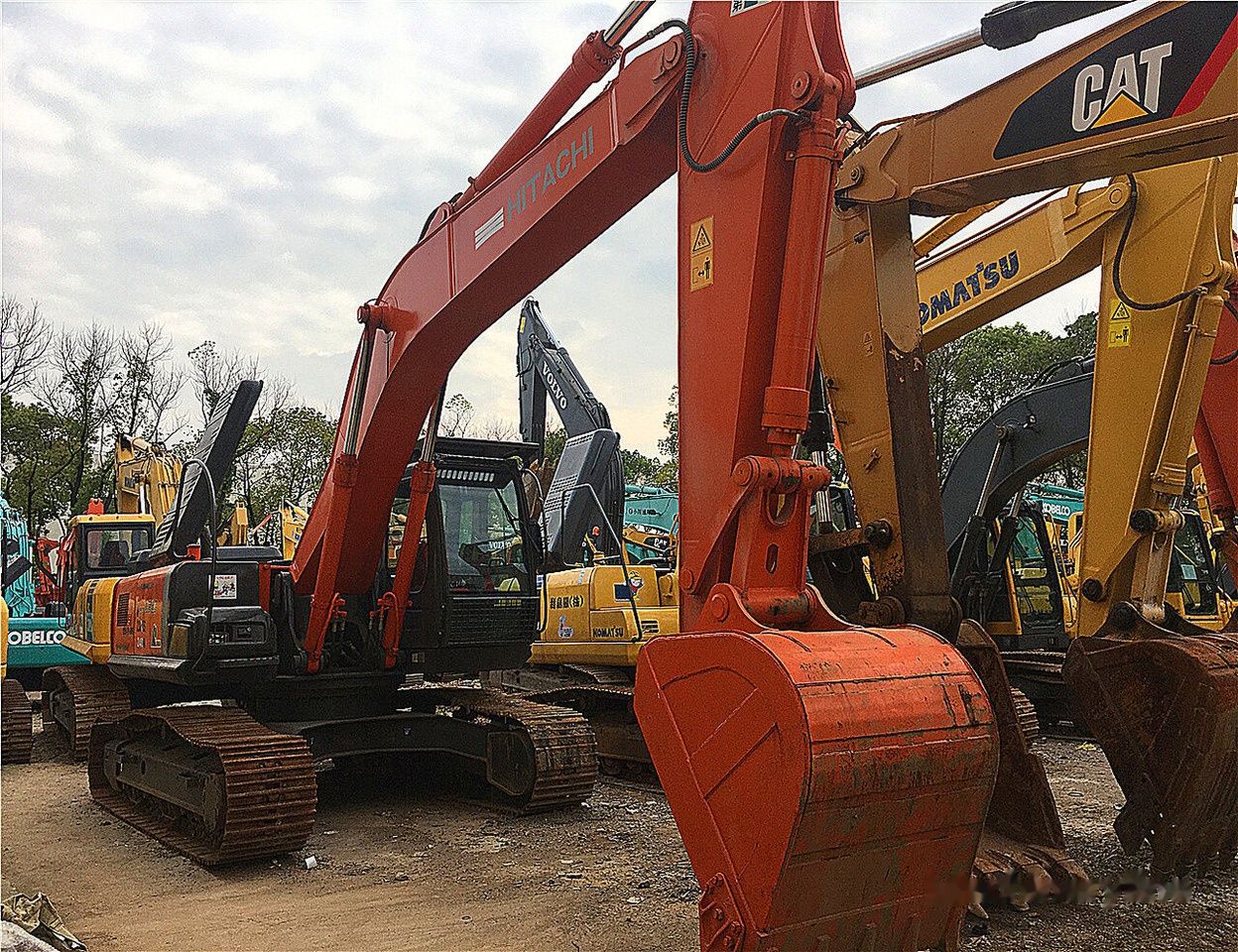 2015 Hitachi ZX240-3G crawler excavator, side view
