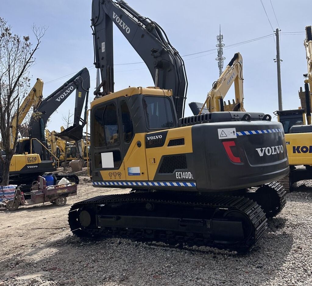 2020 Volvo EC140DL crawler excavator, rear three-quarter view 2020 Volvo EC140DL crawler excavator, rear three-quarter view