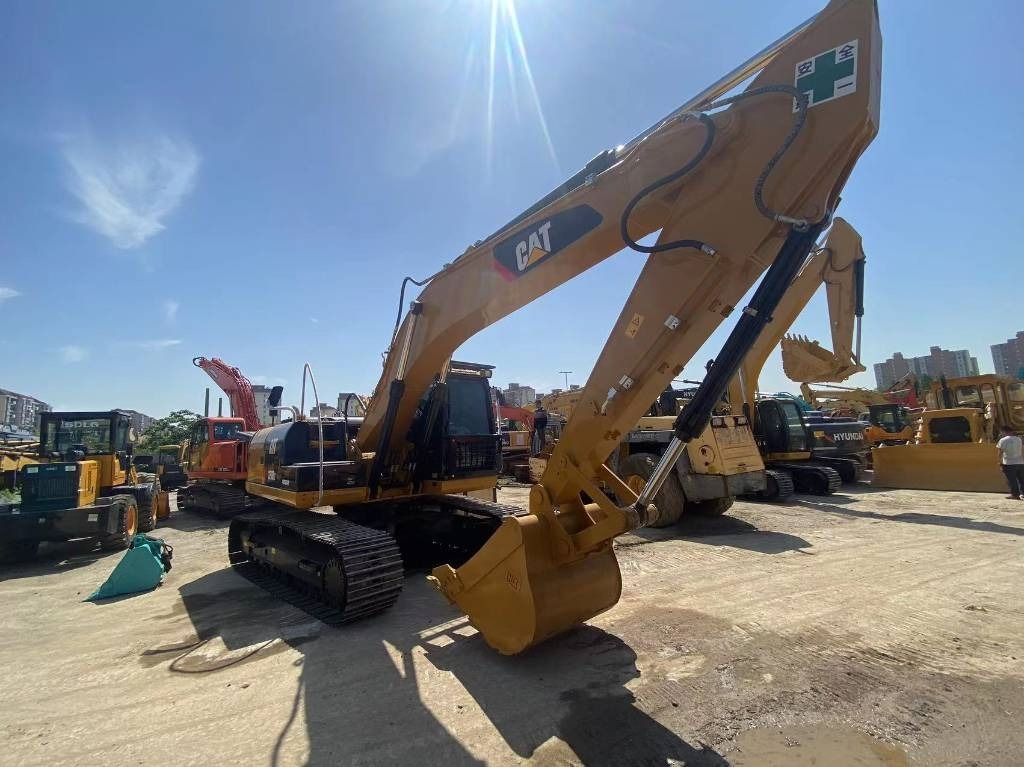 Escavatore Caterpillar 320D2 del 2020, vista laterale