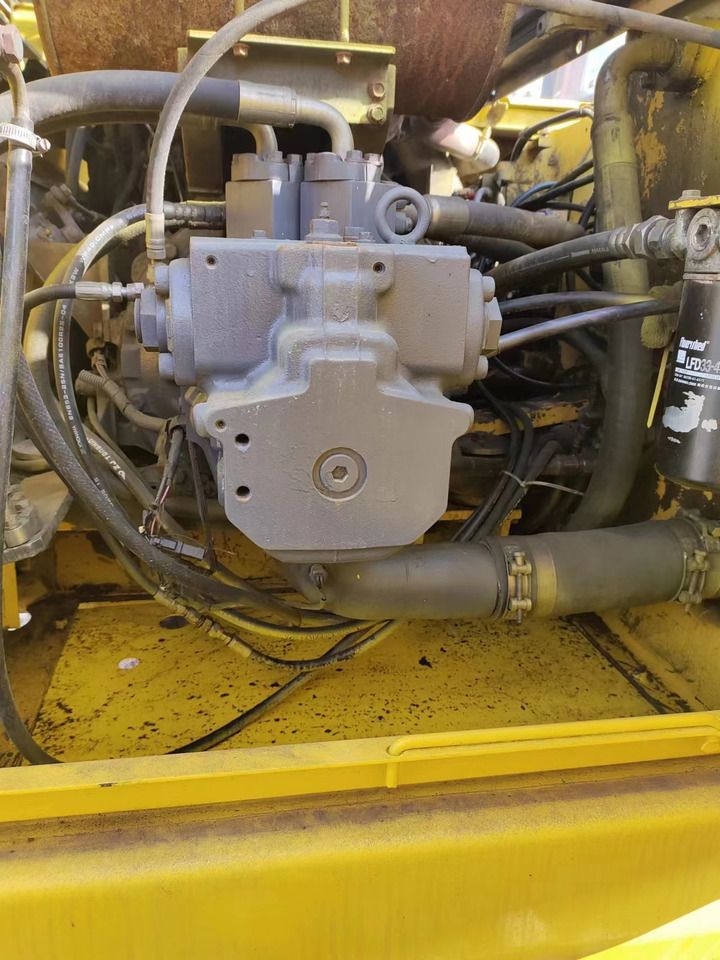 2017 Komatsu PC200-7 crawler excavator engine compartment view 2017 Komatsu PC200-7 crawler excavator engine compartment view