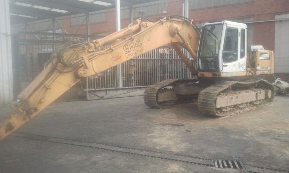 2001 Liebherr R914LI crawler excavator, side profile view