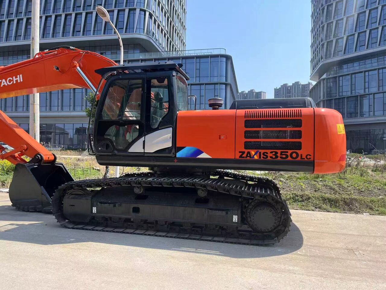 2015 Hitachi Zaxis 350LC crawler excavator side view 2015 Hitachi Zaxis 350LC crawler excavator side view